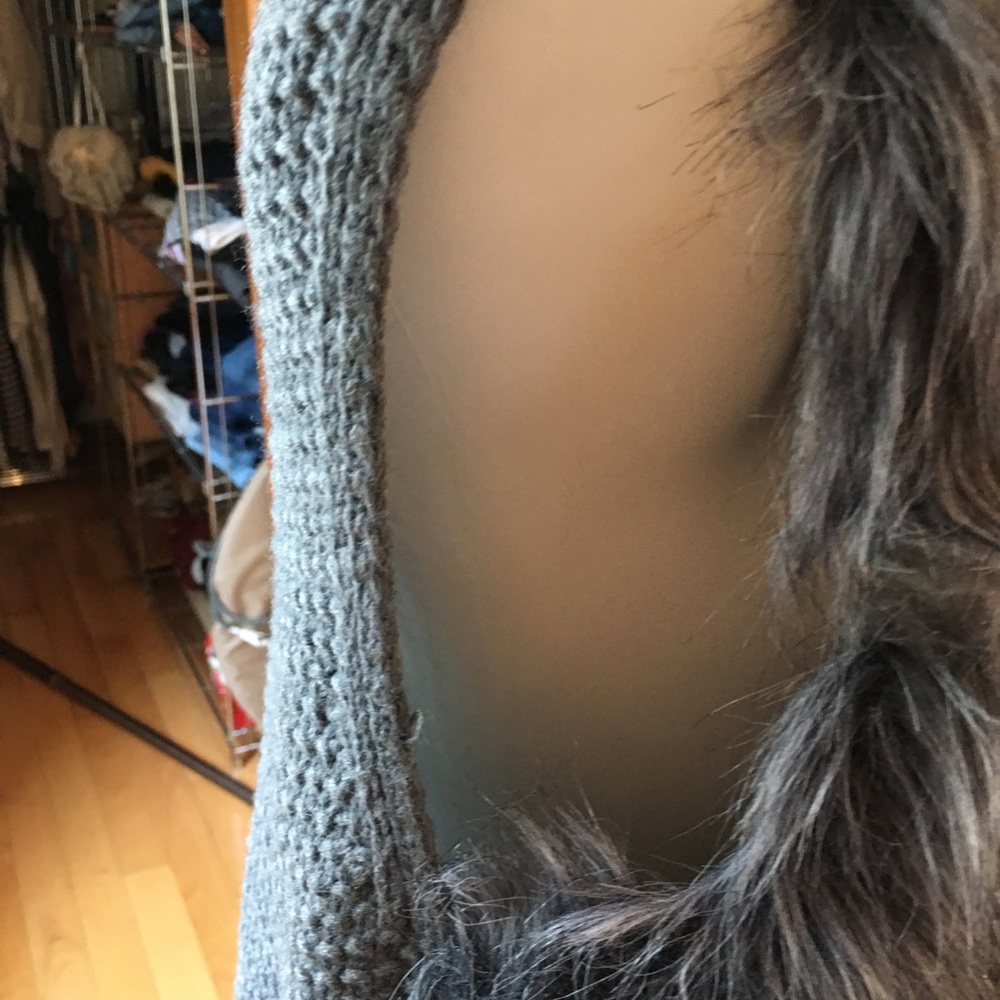 Faux fur grey vest - Picture 4 of 13